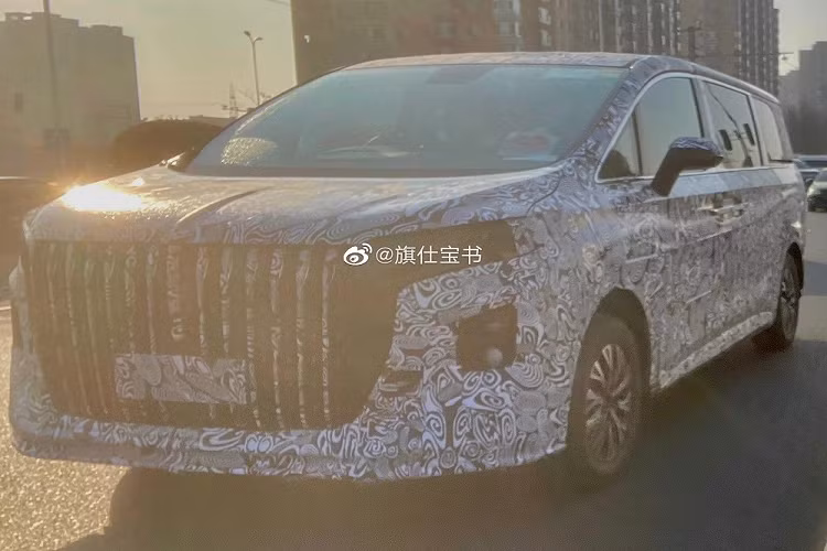 Hiện thương hiệu Hồng Kỳ chưa hé lộ tên gọi của mẫu MPV này. Chỉ biết rằng, xe có tên mã là C095. Tuy nhiên, theo tin đồn, xe sẽ có tên gọi chính thức là Hồng Kỳ QM9 2022 mới. Nhiều khả năng mẫu xe mới của Hồng Kỳ sẽ được định vị trong phân khúc MPV cỡ trung hoặc cỡ lớn nhằm cạnh tranh với Buick GL8 và Toyota Alphard.