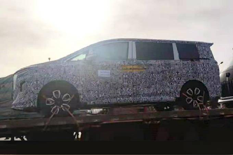 Không chỉ có kích thước khá lớn, mẫu MPV này còn mang trên mình thiết kế ngoại thất đặc trưng của thương hiệu Hồng Kỳ. Điều này được thể hiện rõ qua thiết kế đầu xe với lưới tản nhiệt hình thác nước cỡ lớn. Bên trong lưới tản nhiệt này là những nan nằm dọc, dự kiến sẽ được mạ crôm sáng bóng. Ở giữa lưới tản nhiệt sẽ xuất hiện đường màu đỏ, kéo dài lên nắp ca-pô vốn là đặc điểm nhận dạng của thương hiệu Hồng Kỳ.