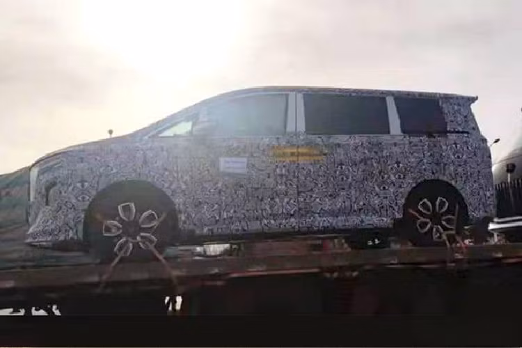 Không chỉ có kích thước khá lớn, mẫu MPV này còn mang trên mình thiết kế ngoại thất đặc trưng của thương hiệu Hồng Kỳ. Điều này được thể hiện rõ qua thiết kế đầu xe với lưới tản nhiệt hình thác nước cỡ lớn. Bên trong lưới tản nhiệt này là những nan nằm dọc, dự kiến sẽ được mạ crôm sáng bóng. Ở giữa lưới tản nhiệt sẽ xuất hiện đường màu đỏ, kéo dài lên nắp ca-pô vốn là đặc điểm nhận dạng của thương hiệu Hồng Kỳ.