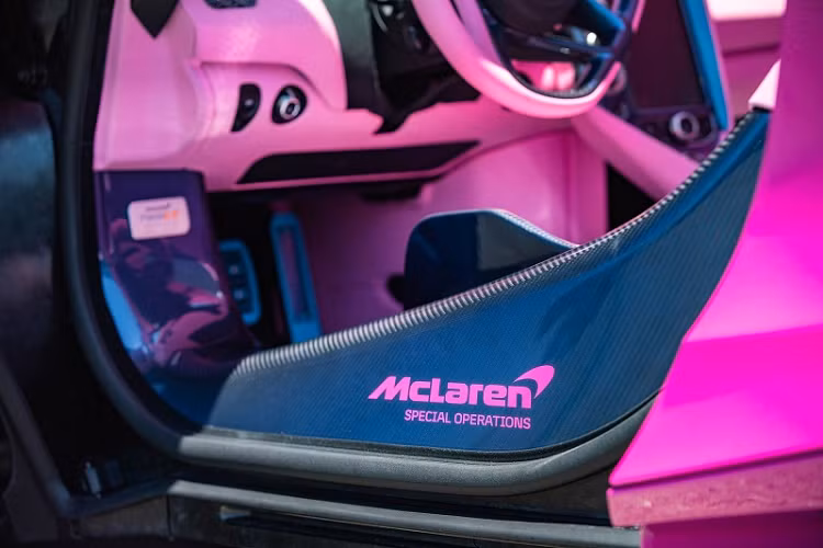 Chiếc siêu xe McLaren 765LT vừa được đại lý McLaren Newport Beach (California) bàn giao cho chủ sở hữu - Jeffree Star, người được trang Wikipedia mô tả là một YouTuber người Mỹ, doanh nhân, ca sĩ/nhạc sĩ và người sáng lập kiêm chủ sở hữu của Jeffree Star Cosmetics.