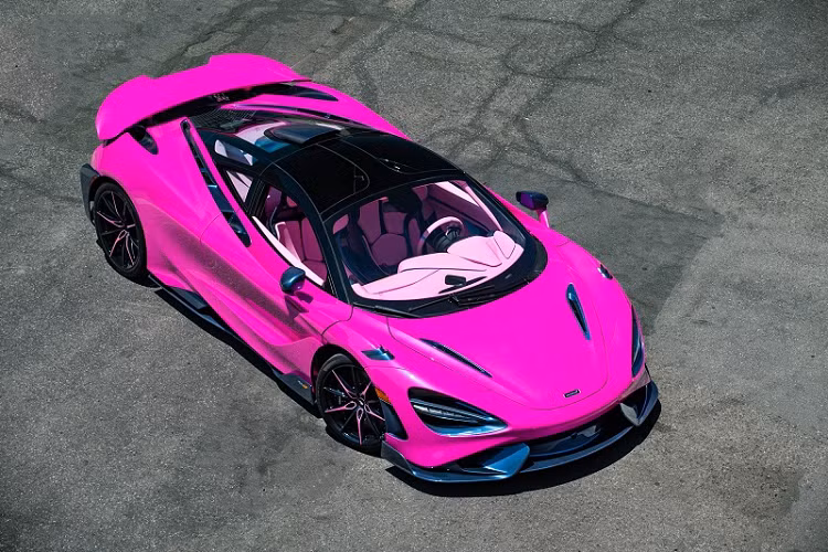 Chiếc McLaren 765LT siêu độc màu hồng này là sản phẩm của bộ phận Special Vehicle Operations (SVO) thuộc McLaren, với tùy chọn lớp sơn ngoại thất độc đáo. 