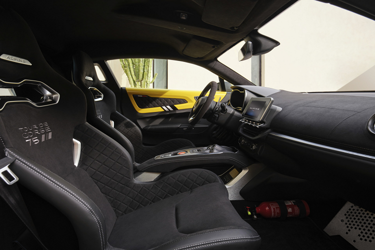 Phiên bản GT này chính là một sự lựa chọn phù hợp để có thể sử dụng hàng ngày cũng như dùng trong những chuyến đi dài. Phiên bản cao cấp nhất Alpine A110 S lại được thiết kế nhằm tập trung vào mặt hiệu năng với cấu trúc khung xe thể thao được tinh chỉnh nhằm phát huy hết sức mạnh của xe. Mẫu xe được trang bị với lốp hiệu năng cao, tùy chọn gói Bodykit thể thao giúp tăng khả năng vận hành trên đường đua cùng khả năng xử lý của xe.