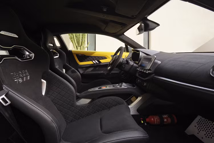 Phiên bản GT này chính là một sự lựa chọn phù hợp để có thể sử dụng hàng ngày cũng như dùng trong những chuyến đi dài. Phiên bản cao cấp nhất Alpine A110 S lại được thiết kế nhằm tập trung vào mặt hiệu năng với cấu trúc khung xe thể thao được tinh chỉnh nhằm phát huy hết sức mạnh của xe. Mẫu xe được trang bị với lốp hiệu năng cao, tùy chọn gói Bodykit thể thao giúp tăng khả năng vận hành trên đường đua cùng khả năng xử lý của xe.