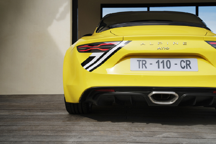 Mẫu xe sở hữu diện mạo tổng thể màu vàng nhạt với các họa tiết đen trắng, gợi liên tưởng đến chiếc xe đua A110 Berlinette cổ điển. Mẫu xe được trang bị phần nắp ca-pô và nóc xe sơn đen bóng, số thứ tự bảy được lồng ghép đẹp mắt vào thiết kế trang trí trên đuôi xe. Phiên bản A110 đặc biệt được trang bị bánh xe Grand Prix 18 inch được hoàn thiện bằng màu trắng bóng, cùm phanh Brembo màu cam và logo “Tour de Corse 75” biểu thị phiên bản được đính trên chắn bùn trước.