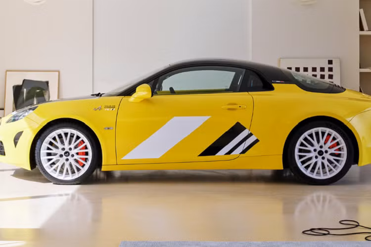 Alpine A110 sở hữu động cơ bốn xi-lanh tăng áp 1,8 lít có khả năng sản sinh mức công suất đầu 249 mã lực và mô-men xoắn 320 Nm cùng hệ dẫn động cầu sau cùng hộp số Getrag 7 cấp ly hợp kép ướt. Với trang bị này, phiên bản có thể tăng tốc từ 0 - 100 km/h chỉ trong vòng 4,5 giây.