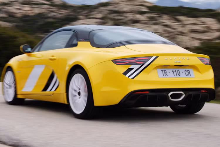 Hai phiên bản cao cấp hơn là Alpine A110 GT và A110 S có mức công suất đầu ra lên tới 296 mã lực, mô-men xoắn đạt mức 340 Nm. Cả hai phiên bản cao cấp này đều có khả năng tăng tốc từ 0 - 100 km/h chỉ trong vòng 4,2 giây. Phiên bản A110 GT có tốc độ giới hạn ở mức 250 km/h và phiên bản A110 S có thể đạt tốc độ tối đa ở mức 260 km/h.