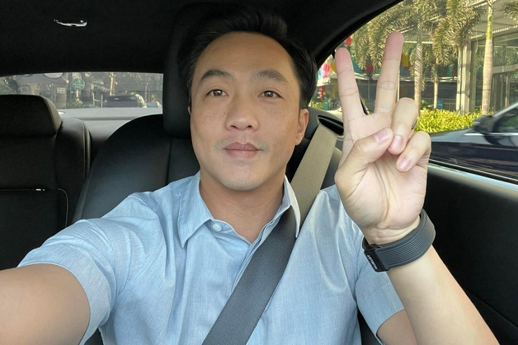 Lúc mua Rolls-Royce Wraith Series II của người bạn này, chiếc xe siêu sang này có thể xem là "hàng lướt" hiếm hoi tại Việt Nam có số đồng hồ công tơ mét chưa qua con số 1.000 km. Xe ban đầu thuộc sở hữu của 1 tay chơi đến từ Hải Phòng trước khi đại gia này bán lại cho ông chủ công ty nhập khẩu xe nổi tiếng ở quận 5 và nhanh chóng được chồng Đàm Thu Trang rước về.