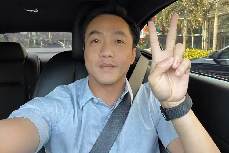 Lúc mua Rolls-Royce Wraith Series II của người bạn này, chiếc xe siêu sang này có thể xem là "hàng lướt" hiếm hoi tại Việt Nam có số đồng hồ công tơ mét chưa qua con số 1.000 km. Xe ban đầu thuộc sở hữu của 1 tay chơi đến từ Hải Phòng trước khi đại gia này bán lại cho ông chủ công ty nhập khẩu xe nổi tiếng ở quận 5 và nhanh chóng được chồng Đàm Thu Trang rước về.