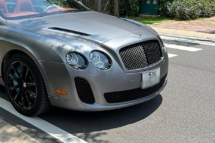 Khác với Cường Đô la chọn di chuyển trên xe Coupe siêu sang, người bạn thân của anh lại lái một chiếc xe siêu sang mui trần Bentley Continental SuperSports Convertible đời 2011 chỉ có đúng 1 xe về Việt Nam trong suốt hơn 1 thập kỷ qua. Hiện người này cũng đang chào bán xe Bentley Continental SuperSports Convertible với giá hơn 9 tỷ đồng.