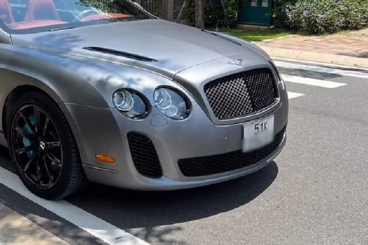 Khác với Cường Đô la chọn di chuyển trên xe Coupe siêu sang, người bạn thân của anh lại lái một chiếc xe siêu sang mui trần Bentley Continental SuperSports Convertible đời 2011 chỉ có đúng 1 xe về Việt Nam trong suốt hơn 1 thập kỷ qua. Hiện người này cũng đang chào bán xe Bentley Continental SuperSports Convertible với giá hơn 9 tỷ đồng.