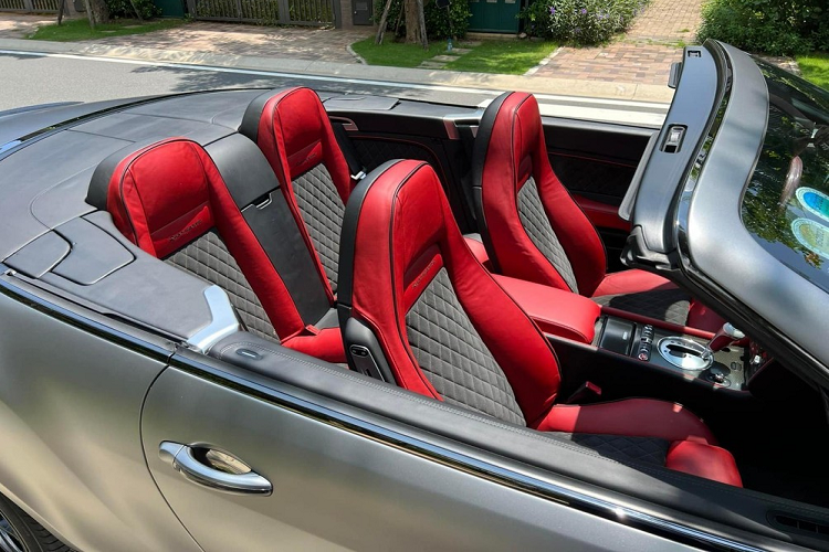 Động cơ kết hợp với hộp số tự động ZF 8 cấp cùng hệ dẫn động cầu sau, nhờ đó, chiếc xe siêu sang Rolls-Royce Wraith Series II của chồng Đàm Thu Trang chỉ mất thời gian 4,6 giây là có thể tăng tốc lên 100 km/h từ vị trí xuất phát trước khi đạt tốc độ tối đa 250 km/h.