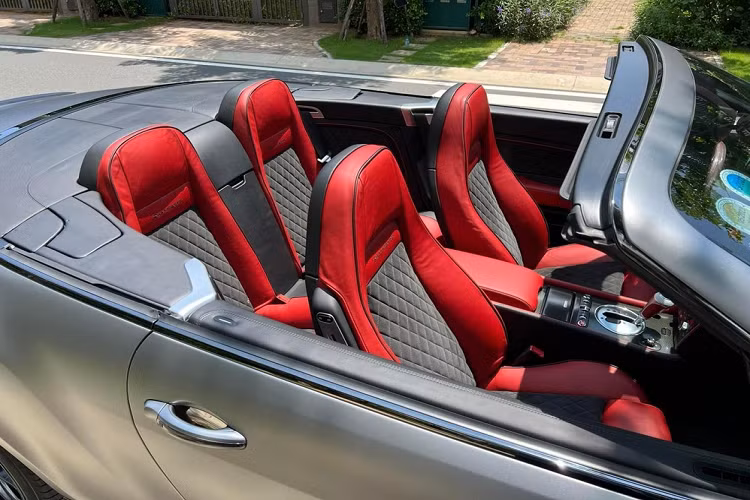 Động cơ kết hợp với hộp số tự động ZF 8 cấp cùng hệ dẫn động cầu sau, nhờ đó, chiếc xe siêu sang Rolls-Royce Wraith Series II của chồng Đàm Thu Trang chỉ mất thời gian 4,6 giây là có thể tăng tốc lên 100 km/h từ vị trí xuất phát trước khi đạt tốc độ tối đa 250 km/h.