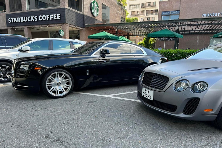 Mới đây, hai chiếc xe siêu sang của thương hiệu xe Bentley và Rolls-Royce xuất hiện tại một quán cà phê ở quận 7, TP HCM đã thu hút sự quan tâm của giới mê xe bởi chủ nhân đều là những tay chơi xe đình đám Việt Nam. Được biết, trong khi người bạn quen biết hàng chục năm qua di chuyển trên xe siêu sang mui trần Bentley Continental SuperSports Convertible đời 2011 còn Cường Đô la cưỡi Rolls-Royce Wraith Series II.