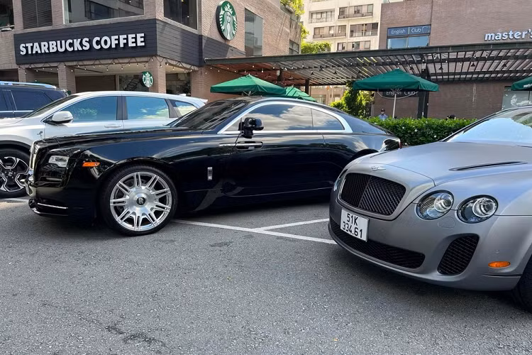 Mới đây, hai chiếc xe siêu sang của thương hiệu xe Bentley và Rolls-Royce xuất hiện tại một quán cà phê ở quận 7, TP HCM đã thu hút sự quan tâm của giới mê xe bởi chủ nhân đều là những tay chơi xe đình đám Việt Nam. Được biết, trong khi người bạn quen biết hàng chục năm qua di chuyển trên xe siêu sang mui trần Bentley Continental SuperSports Convertible đời 2011 còn Cường Đô la cưỡi Rolls-Royce Wraith Series II.