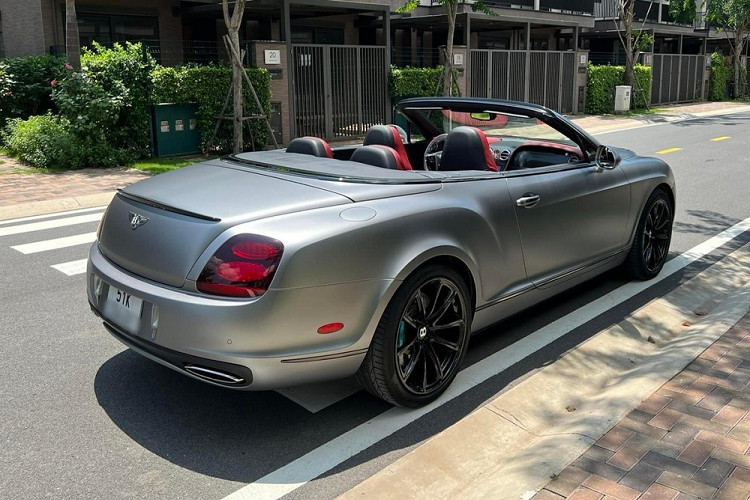 Bentley Continental SuperSport Convertible sở hữu động cơ W12, dung tích 6.0 lít, sản sinh công suất tối đa 621 mã lực và mô-men xoắn cực đại 800 Nm. Sức mạnh này sẽ đồng hành cùng hộp số tự động ZF 6 cấp Quickshift và hệ dẫn động 4 bánh toàn thời gian, nhờ đó, Bentley Continental SuperSport Convertible có thể đua nước rút từ vị trí xuất phát lên 100 km/h chỉ trong thời gian 3,7 giây trước khi đạt vận tốc tối đa 327 km/h.