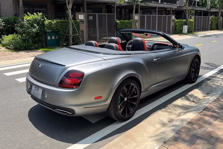 Bentley Continental SuperSport Convertible sở hữu động cơ W12, dung tích 6.0 lít, sản sinh công suất tối đa 621 mã lực và mô-men xoắn cực đại 800 Nm. Sức mạnh này sẽ đồng hành cùng hộp số tự động ZF 6 cấp Quickshift và hệ dẫn động 4 bánh toàn thời gian, nhờ đó, Bentley Continental SuperSport Convertible có thể đua nước rút từ vị trí xuất phát lên 100 km/h chỉ trong thời gian 3,7 giây trước khi đạt vận tốc tối đa 327 km/h.