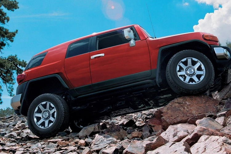 Bên trong Toyota FJ Cruiser cỡ nhỏ hiện đang bán tại Các tiểu vương quốc Ả-Rập thống nhất có những trang bị như màn hình thông tin giải trí 12 inch, hỗ trợ Apple CarPlay/Android Auto, hệ thống định vị, kết nối USB/AUX/Bluetooth/AM/FM và hệ thống âm thanh 8 loa.