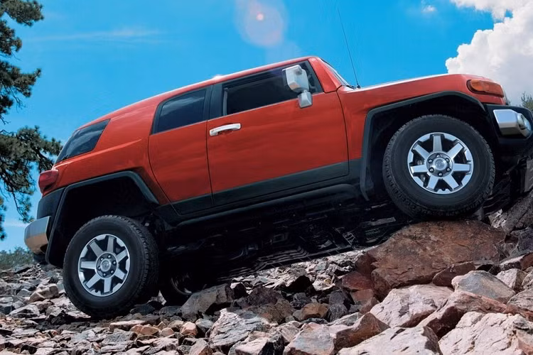 Bên trong Toyota FJ Cruiser cỡ nhỏ hiện đang bán tại Các tiểu vương quốc Ả-Rập thống nhất có những trang bị như màn hình thông tin giải trí 12 inch, hỗ trợ Apple CarPlay/Android Auto, hệ thống định vị, kết nối USB/AUX/Bluetooth/AM/FM và hệ thống âm thanh 8 loa.