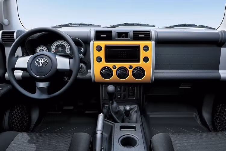 Điều bất ngờ nằm ở chỗ là mẫu xe SUV Toyota FJ Cruiser đã bị "khai tử" ở thị trường Mỹ từ năm 2014. Nói cách khác, đại lý Toyota ở Mỹ đã phải mất 7 năm mới bán được chiếc FJ Cruiser tồn kho. 