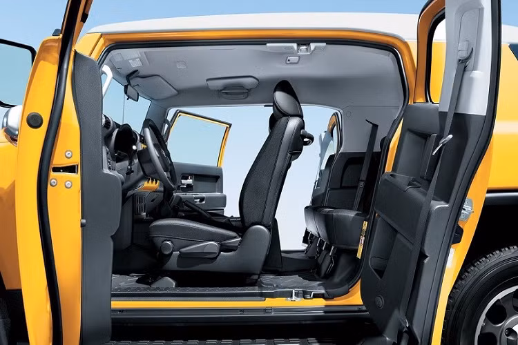 Sự cổ điển của Toyota FJ Cruiser nằm ở thiết kế đèn pha và đèn hậu tròn trịa. Bên cạnh đó, xe còn có lưới tản nhiệt nhỏ, tích hợp dòng chữ "Toyota" ở giữa, tấm ốp gầm màu bạc, hốc bánh vuông vức, cửa mở ngược và lốp dự phòng trên cửa cốp.