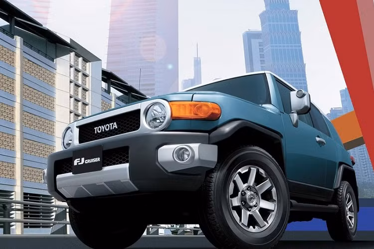 Trong năm 2021 vừa qua, hãng xe Toyota đã có một năm kinh doanh khá thành công tại thị trường Mỹ, bất chấp sự ảnh hưởng của đại dịch Covid-19 và cuộc khủng hoảng chip bán dẫn toàn cầu. Theo đó, trong năm 2021, hãng Toyota đã bán được tổng cộng 2.332.262 chiếc ôtô cho khách hàng Mỹ, tăng 10% so với năm 2020. Nhờ kết quả này, Toyota đã lần đầu tiên trở thành hãng bán được nhiều xe nhất tại Mỹ trong 90 năm qua.
