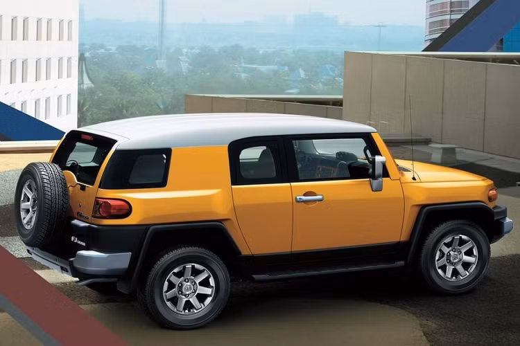 "Gà đẻ trứng vàng" của hãng Toyota tại thị trường Mỹ trong năm 2021 chính là RAV4 với doanh số cộng dồn 430.387 chiếc, giảm 5,3%. Trái ngược với RAV4, có những mẫu xe Toyota khác lại sở hữu doanh số không cao. Thậm chí, có mẫu xe chỉ mang về đúng 1 khách hàng cho hãng Toyota trong năm 2021, đó là FJ Cruiser.