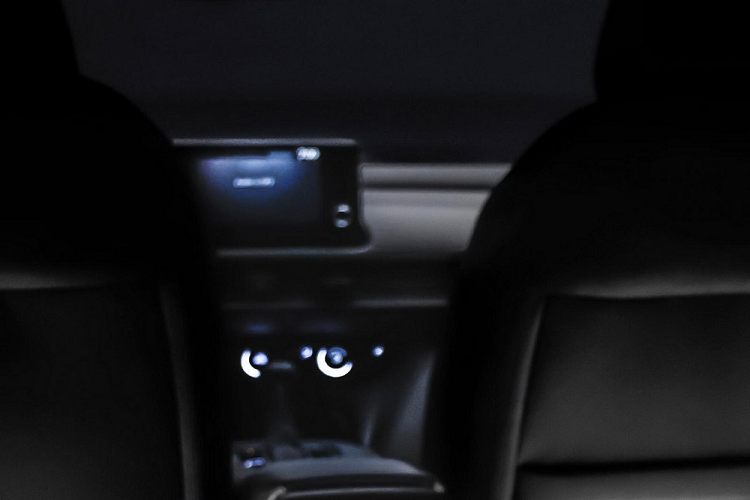 Đúng như những gì hãng Honda miêu tả, HR-V 2023 dành cho thị trường Mỹ cũng có màn hình thông tin giải trí dạng cảm ứng đặt nổi trên mặt táp-lô. Màn hình này dự kiến có kích thước khoảng 10 inch và đi kèm núm xoay ở bên cạnh giống trang bị dành cho Honda Civic 2022.