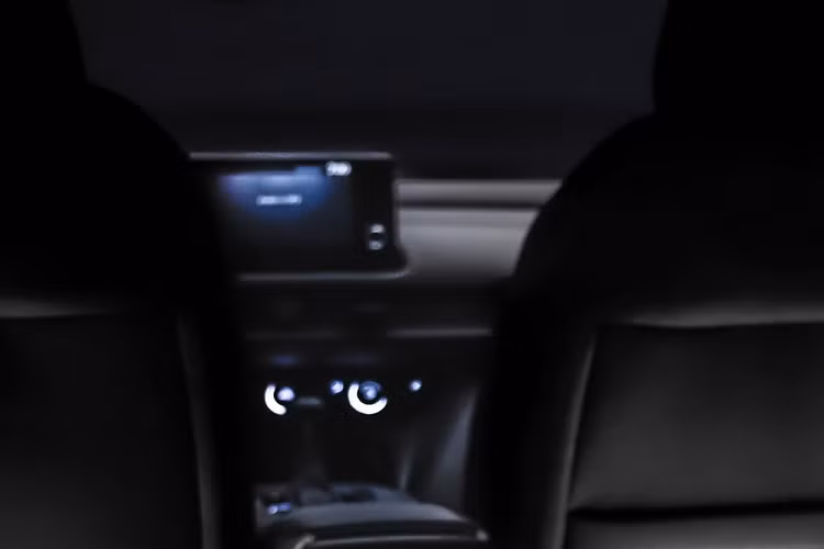 Đúng như những gì hãng Honda miêu tả, HR-V 2023 dành cho thị trường Mỹ cũng có màn hình thông tin giải trí dạng cảm ứng đặt nổi trên mặt táp-lô. Màn hình này dự kiến có kích thước khoảng 10 inch và đi kèm núm xoay ở bên cạnh giống trang bị dành cho Honda Civic 2022.