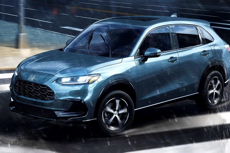 Bên dưới còn có nẹp thân xe màu đen và bộ vành la-zăng 5 chấu, sơn 2 màu thể thao. Đằng sau Honda HR-V 2023 dành cho thị trường Mỹ là đèn hậu nằm ngang và không nối liền với nhau bằng dải đèn ở giữa như xe sắp bán ở Việt Nam. Ngay cả thiết kế cửa cốp và cản sau của xe cũng khác so với Honda HR-V 2022 bán ở châu Á. Trong khi đó, ống xả và cần gạt nước trên kính lái của xe đều được giấu khá kín.