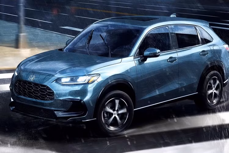 Bên dưới còn có nẹp thân xe màu đen và bộ vành la-zăng 5 chấu, sơn 2 màu thể thao. Đằng sau Honda HR-V 2023 dành cho thị trường Mỹ là đèn hậu nằm ngang và không nối liền với nhau bằng dải đèn ở giữa như xe sắp bán ở Việt Nam. Ngay cả thiết kế cửa cốp và cản sau của xe cũng khác so với Honda HR-V 2022 bán ở châu Á. Trong khi đó, ống xả và cần gạt nước trên kính lái của xe đều được giấu khá kín.