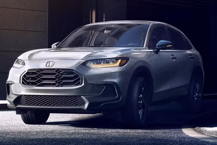 Tiếp đến là khe gió nhỏ ở hai góc đầu xe và hốc gió trung tâm khá rộng, đi kèm lưới mắt cáo. Nắp ca-pô của xe được thiết kế dài hơn thế hệ cũ và dập gân nổi bật. Ở bên sườn, sự thay đổi lớn nhất của Honda HR-V 2023 có lẽ là tay nắm cửa sau. Khác với xe ở châu Á, mẫu SUV cỡ B này được trang bị tay nắm cửa đặt trên cửa sau thay vì cột C.