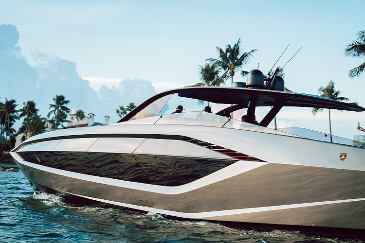 Bên trong nội thất của chiếc du thuyền được sử dụng nhiều chi tiết, vật liệu và thậm chí cả những thiết bị đo đạc, bảng đồng hồ thông số cũng được tái hiện giống với cấu hình trên những chiếc Lamborghini. Chi tiết giống với những chiếc Lamborghini nhất chính là vô lăng của Aventador cùng phần nút bấm khởi động đặc trưng có nắp.