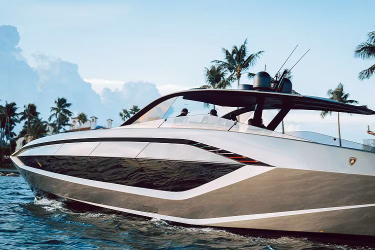 Bên trong nội thất của chiếc du thuyền được sử dụng nhiều chi tiết, vật liệu và thậm chí cả những thiết bị đo đạc, bảng đồng hồ thông số cũng được tái hiện giống với cấu hình trên những chiếc Lamborghini. Chi tiết giống với những chiếc Lamborghini nhất chính là vô lăng của Aventador cùng phần nút bấm khởi động đặc trưng có nắp.