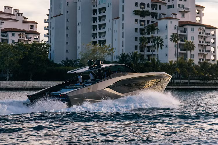 Chiếc du thuyền này được trang bị bình nhiên liệu có dung tích lên tới 3.600 lít. Với sức mạnh này, chiếc du thuyền có tốc độ tối đa lên tới 60 hải lý/giờ và tốc độ thông thường là 40 hải lý/giờ. Với dung tích bình nhiên liệu 3.600 lít, chiếc du thuyền này có thể hoạt động với phạm vi 210 hải lý theo công bố từ hai thương hiệu.