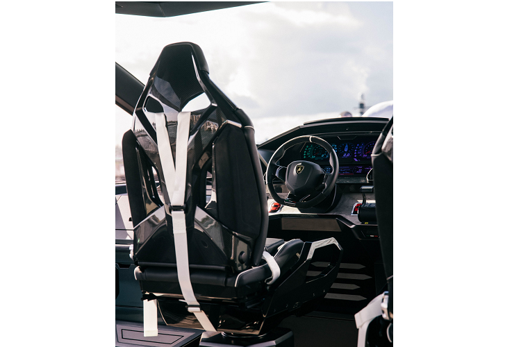 Khi du thuyền di chuyển cũng sẽ giúp tạo ra lực nâng bằng cách hướng dẫn dòng nước tách rời ở tốc độ cao và cho phép không khí dưới thân tàu tăng thêm lực nâng và giảm lực cản thủy động lực học. Chiếc du thuyền này được thiết kế với không gian lái mở, đem lại bầu không khí thoáng đãng cho chủ sở hữu tận hưởng, nghỉ ngơi.