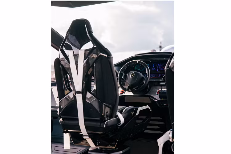 Khi du thuyền di chuyển cũng sẽ giúp tạo ra lực nâng bằng cách hướng dẫn dòng nước tách rời ở tốc độ cao và cho phép không khí dưới thân tàu tăng thêm lực nâng và giảm lực cản thủy động lực học. Chiếc du thuyền này được thiết kế với không gian lái mở, đem lại bầu không khí thoáng đãng cho chủ sở hữu tận hưởng, nghỉ ngơi.