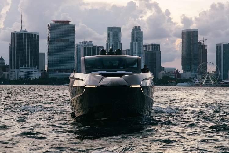 Ông Stefano Rutigliano, Giám đốc chiến lược của Automobili Lamborghini cho biết: “Chúng tôi tự hào khi thấy bản chất DNA của Lamborghini trên chiếc du thuyền sẽ ra khơi với phong thái giống như những chiếc siêu xe thể thao của chúng tôi chạy trên đường phố. Mẫu du thuyền này là bằng chứng cho thấy những giá trị được chia sẻ và sức mạnh tổng hợp hoàn hảo của hai thương hiệu là chìa khóa để thực hiện những dự án xuất sắc”.