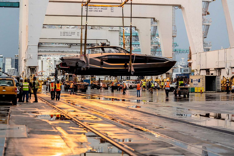 Chiếc du thuyền đầu tiên được bàn giao tới tay khách hàng được sơn màu xanh nhám cùng một số chi tiết màu vàng gold nhám giống như phối màu quen thuộc trên Lamborghini Sian.