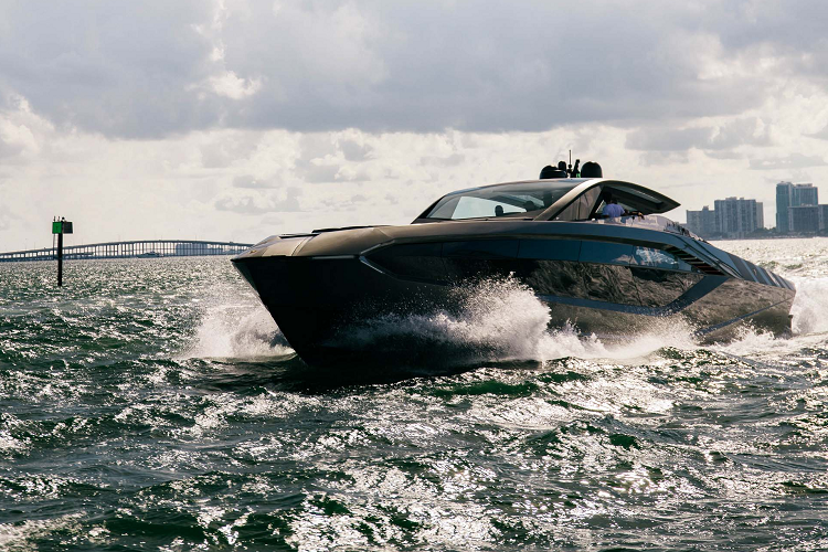 Hệ thống ghế ngồi cũng được bọc da cao cấp và thiết kế giống ghế của Huracan. Ngoài ra, một số chi tiết như đuôi tàu cũng được tái hiện với hình dạng tương đồng phần đuôi xe của những chiếc Lamborghini với những khuếch tán lớn.