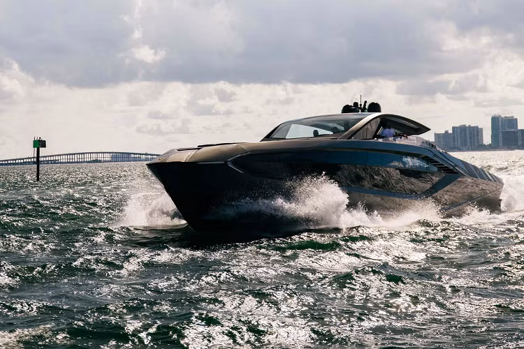 Hệ thống ghế ngồi cũng được bọc da cao cấp và thiết kế giống ghế của Huracan. Ngoài ra, một số chi tiết như đuôi tàu cũng được tái hiện với hình dạng tương đồng phần đuôi xe của những chiếc Lamborghini với những khuếch tán lớn.