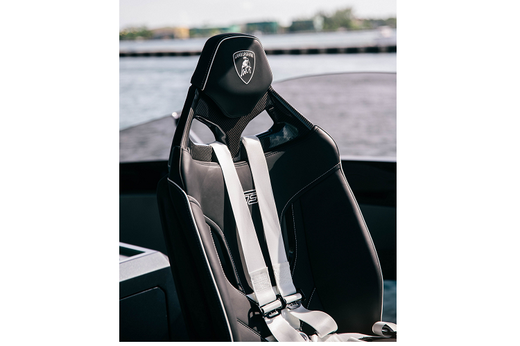 Thậm chí, khách hàng cũng có thể xây dựng cấu hình cũng như trang bị của chiếc du thuyền này thông qua bộ phận cá nhân hóa Ad Personam quen thuộc của thương hiệu. Vỏ của du thuyền có các đường trượt làm lệch dòng nước để tạo ra lực nâng nâng phần thân của chiếc du thuyền lên khỏi mặt nước.