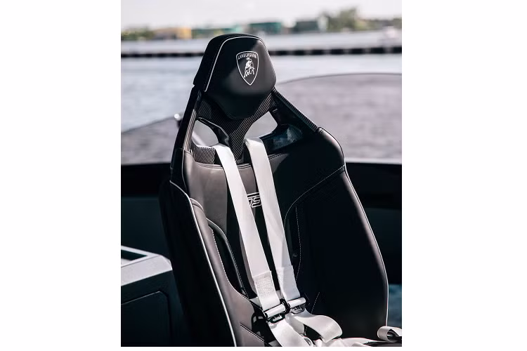 Thậm chí, khách hàng cũng có thể xây dựng cấu hình cũng như trang bị của chiếc du thuyền này thông qua bộ phận cá nhân hóa Ad Personam quen thuộc của thương hiệu. Vỏ của du thuyền có các đường trượt làm lệch dòng nước để tạo ra lực nâng nâng phần thân của chiếc du thuyền lên khỏi mặt nước.