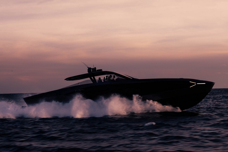 Ở dưới khoang, chiếc du thuyền cũng được thiết kế với không gian phòng ngủ hiện đại, góc cạnh mang đậm âm hưởng của những chiếc siêu bò Ý. Những không gian như phòng vệ sinh cũng được hai thương hiệu cùng cộng tác và thiết kế một cách tối giản và thông minh, tạo cảm giác thoải mái trong một không gian nhỏ gọn.