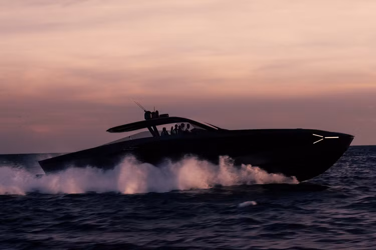 Ở dưới khoang, chiếc du thuyền cũng được thiết kế với không gian phòng ngủ hiện đại, góc cạnh mang đậm âm hưởng của những chiếc siêu bò Ý. Những không gian như phòng vệ sinh cũng được hai thương hiệu cùng cộng tác và thiết kế một cách tối giản và thông minh, tạo cảm giác thoải mái trong một không gian nhỏ gọn.