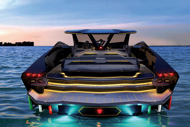 Trong nội thất, phần ghế ngồi của xe được bọc da cao cấp màu đen và phần khung ghế được làm bằng chất liệu carbon, kết hợp một số chi tiết tô điểm màu vàng như họa tiết chữ Y quen thuộc của thương hiệu hay logo 63 biểu thị phiên bản.