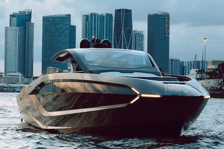 Để tri ân hãng siêu xe Lamborghini, thương hiệu đã và đang sản xuất tổng cộng 63 chiếc du thuyền và đây là một trong số đó. Được đặt làm tại cơ sở sản xuất hiện đại của Tập đoàn Sea của Ý gần Sant’Agatha Bolognese, chiếc du thuyền này được thiết kế đặc biệt cho chủ nhân mới của nó.