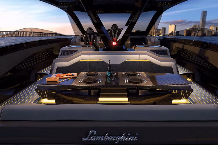 Trọng lượng của Tecnomar for Lamborghini 63 là 24.000 kg. Ý tưởng để tạo ra chiếc du thuyền này chính là sự quyện hòa giữa yếu tố sang trọng cùng mức hiệu năng khủng thường thấy trên những chiếc Lamborghini.