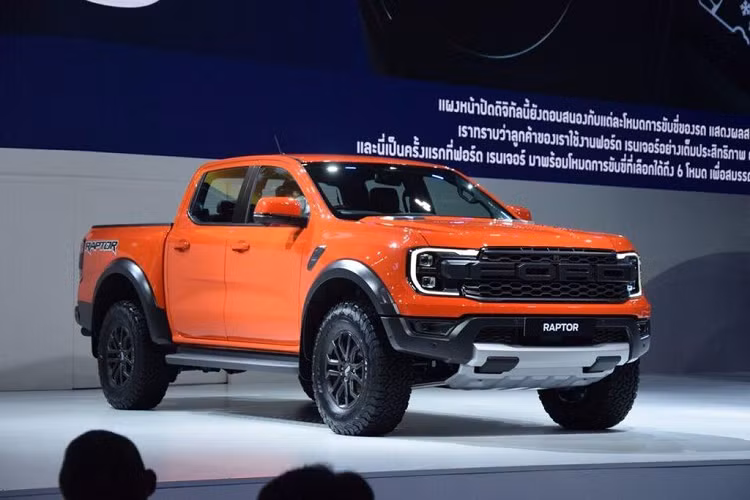 Để tham khảo, khối động cơ xăng tăng áp V6 3.0L trên Ranger Raptor 2023 sản sinh công suất 397 mã lực và mô-men xoắn cực đại 583 Nm, kết hợp hộp số tự động 10 cấp và hệ dẫn động 4 bánh.