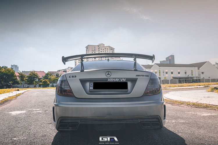 Cuối cùng là vòm bánh xe được thiết kế lớn hơn, rộng hơn 40 mm ở phía trước và 79 mm ở phía sau. Về truyền động, Mercedes-AMG C63 Coupe Black Series được trang bị động cơ V8 6,2 lít mạnh mẽ, kèm theo một chút thay đổi về piston, trục khuỷu, hệ thống ECU mới và bình chứa nhiên liệu làm mát động cơ lớn hơn 50% so với phiên bản thường.