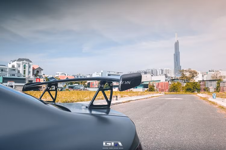 So với Mercedes-AMG C63 nguyên bản, phiên bản Black Series của C63 đã được hãng tối ưu trọng lượng, giảm khoảng 106 kg. Xe được trang bị cả hệ thống treo có thể điều chỉnh, khóa vi sai ở trục sau và các rotor phanh bằng vật liệu carbon tổng hợp.